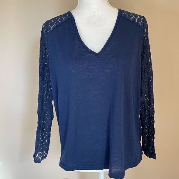 Shein| Medium| Soft|Crotchet knit| Floral - Picture 11 of 16